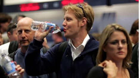 Un aeroport a interzis sticlele de plastic. Va deveni primul aeroport din lume cu deșeuri zero