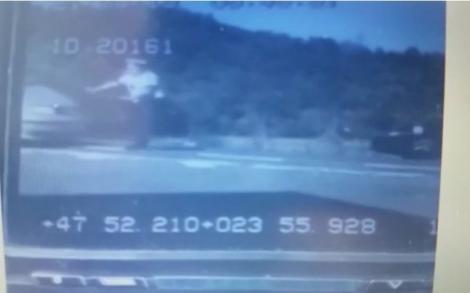 Un polițist a fost spulberat pe șosea, în Maramureș! Un șofer l-a lovit în plin! Imagini șocante! Video