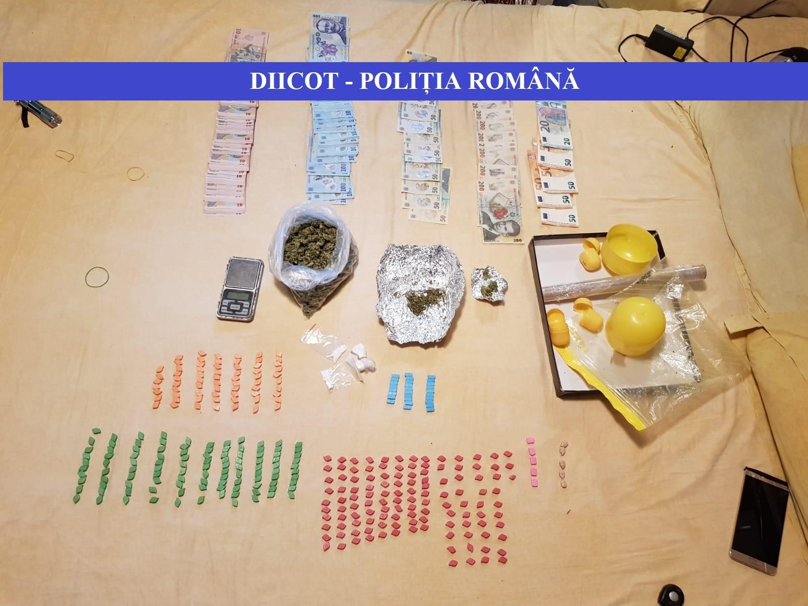 Doi tineri din Giurgiu care ar fi v&acirc;ndut cannabis, ecstasy şi cocaină &icirc;n judeţ şi pe litoral, reţinuţi