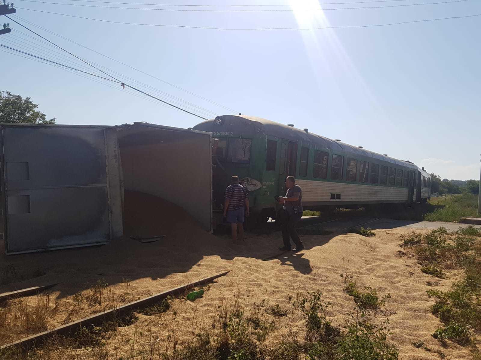 Botoşani: Un tren &icirc;n care se aflau aproximativ 30 de persoane a deraiat, după ce a lovit un camion. Mecanicul trenului a fost rănit uşor. FOTO