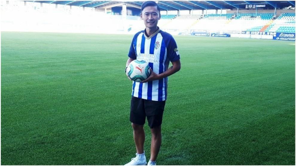 Clubul Ponferradina angajază un jucător chinez de 39 de ani &icirc;n schimbul unei sponsorizări