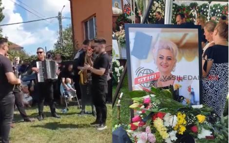 Scene sfâșietoare la înmormântarea artistei Anamaria Pop. Colegii au cântat muzică populară lângă sicriu. Video