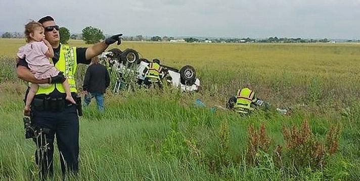 Polițistul distrage atenția fetiței de la accidentul &icirc;n care tatăl ei a murit