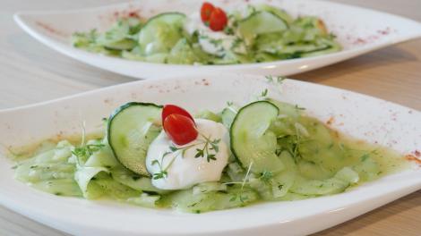 Salată de castraveți cu usturoi și iaurt. Cea mai răcoroasă salată de vară!