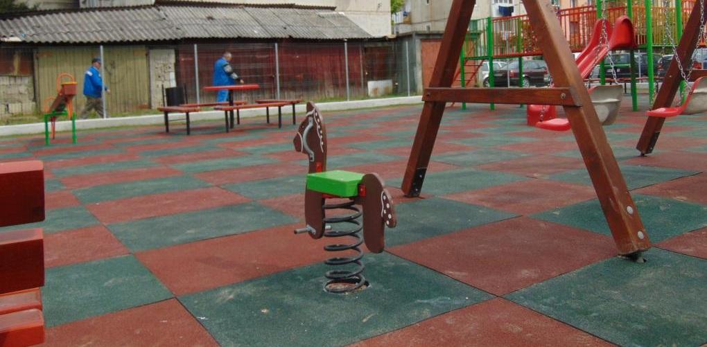 Loviți de o creangă &icirc;n timp ce se jucau &icirc;n parc. Doi copii din B&acirc;rlad au ajuns la spital cu traumatisme și fracturi