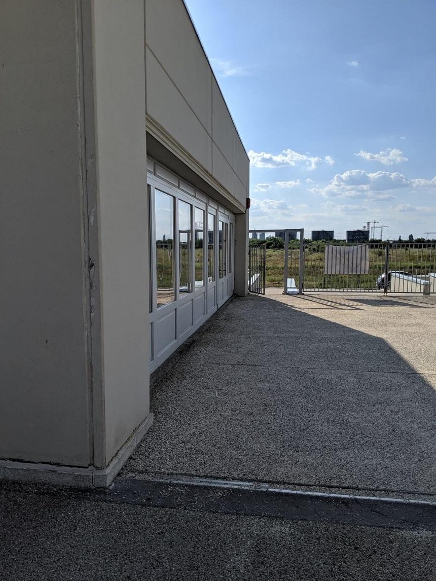 Primăria Sector 4 mută aproape 200 de copii dintr-o grădiniţă la parterul unor blocuri dintr-un ansamblu rezidenţial construit &icirc;n c&acirc;mp / Părinţii acuză primăria că nu sunt condiţii adecvate - FOTO