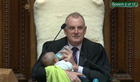 FOTO emoționant! Un politician a hrănit un bebeluș de numai șase săptămâni chiar în timpul unei ședințe parlamentare