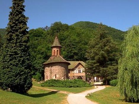 Ce trebuie să știi despre Mănăstirea Prislop: istorie, program, traseu, cazare