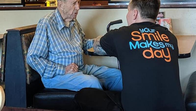 Imaginile care au emoționat o lume întreagă! Un ospătar, gest extraordinar pentru un veteran al celui de-Al Doilea Război Mondial, în vârstă de 91 de ani. „S-a așezat într-un genunchi” – Foto