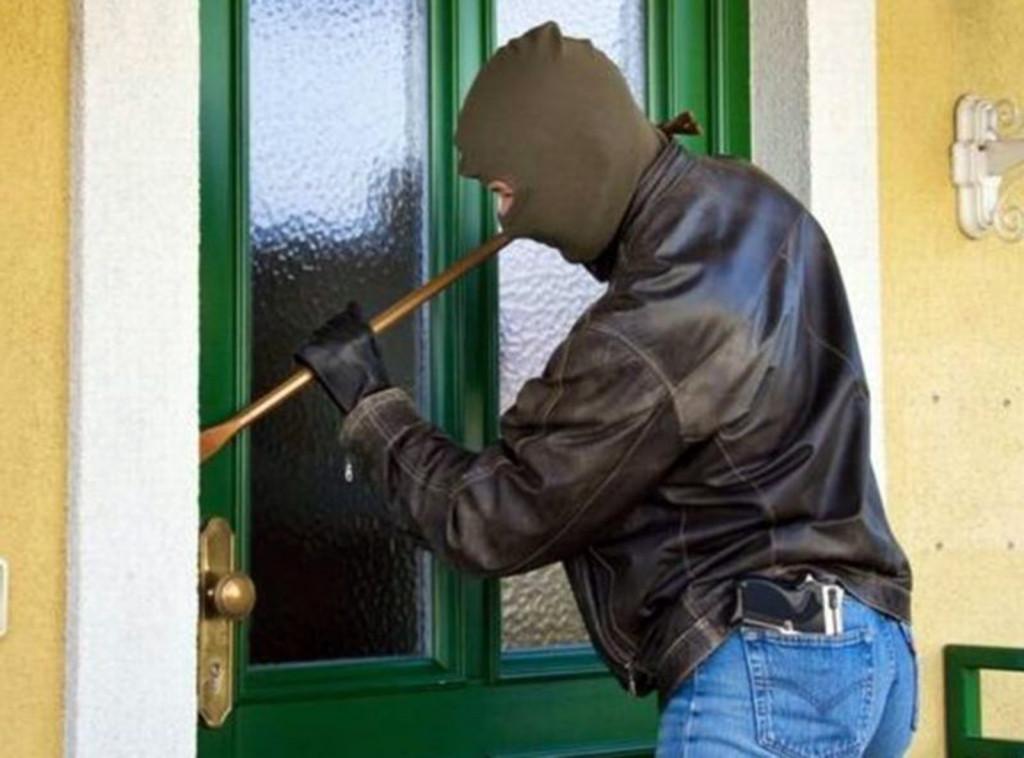 I-au furat 60.000 de lei și i-au dat foc la casă. Bărbatul este devastat