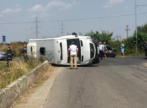 Un microbuz cu pasageri s-a răsturnat în Gorj! O femeie de 40 de ani a murit pe loc, iar alte cinci persoane au fost rănite
