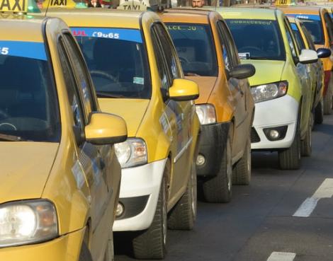 Mașinile de taxi, dotate obligatoriu cu dispozitiv de plată folosind cardul și GPS! Orașul în care vor fi implementate aceste măsuri