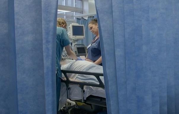 Femeie aflată pe moarte, ținută de m&acirc;nă de un medic și o asistentă! Imaginile sunt virale: &rdquo;Au dat dovadă de compasiune!&rdquo;