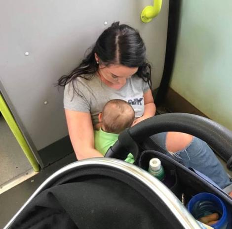 A fost forțată să își alăpteze bebelușul pe podeaua murdară a trenului! „Am fost șocată, dar a trebuit să îmi hrănesc copilul acolo” - Foto