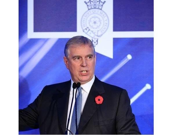 Prinţul Andrew, văzut &icirc;n apartamentul lui Epstein c&acirc;nd două tinere rusoaice &icirc;i masau picioarele