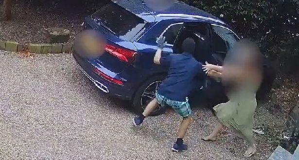 O mamă a demonstrat că este ne&icirc;nfricată c&acirc;nd e vorba despre copilul ei! S-a luptat cu trei bărbați mascați! A fost filmată! Video