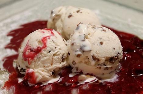 Înghețată de iaurt cu sos de zmeură și ciocolată