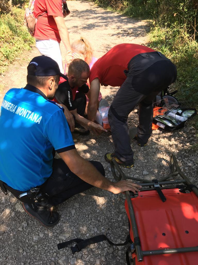 Braşov: Jandarmii şi salvamontiştii au ajutat o turistă din SUA, cu suspiciune de fractură la gleznă, să coboare de pe munte pentru a fi preluată de ambulanţă