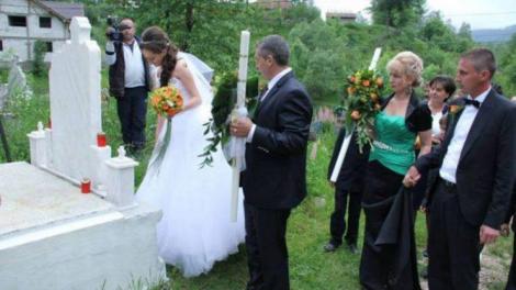 Tatăl o ținea de mână, iar mama de suflet! În ziua nunții ei a făcut un gest care a impresionat întreaga Românie!