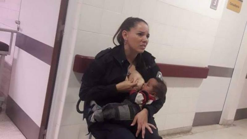 O polițistă a hrănit la piept un copil malnutrit și murdar! 