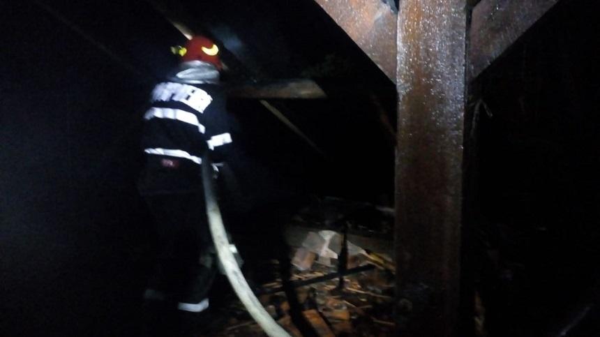 Şcoală din Timiş cuprinsă de incendiu, după un trăsnet