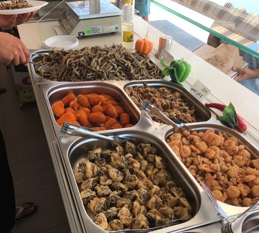 &Icirc;n ultima săptăm&acirc;nă, un bufet de pe litoral a fost &icirc;nchis, unui fast-food i-a fost suspendată activitatea, iar 24 de unităţi au fost amendate