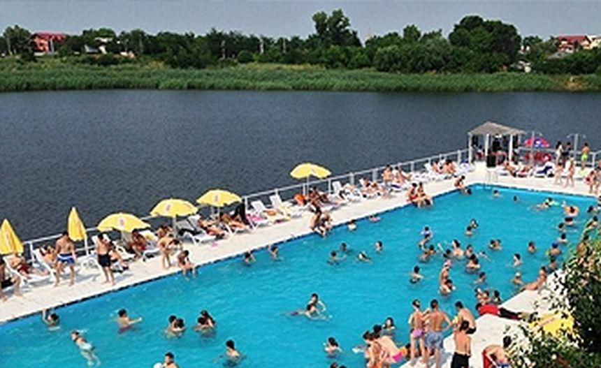 Activitatea ştrandului Moghioroş, suspendată de DSP Bucureşti, după ce mai multe persoane, &icirc;ntre care şi copii, s-au intoxicat cu clor