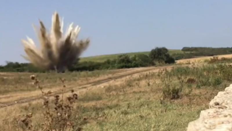 Arad: Bărbat filmat în timp ce cară o bombă de 50 de kilograme, pe bicicletă! Au urmat momente de panică (VIDEO)