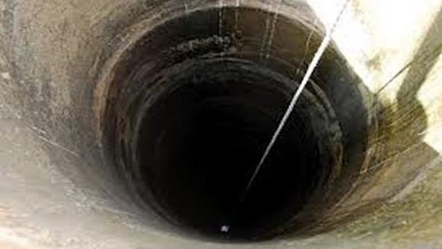 A căzut cu copiii ei &icirc;n f&acirc;nt&acirc;nă! S-au prăbușlit de la 15 metri! Un singur minor a fost salvat