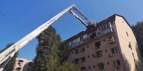 Incendiu la mansarda unui bloc de pe Aleea Moldoviţa din Capitală. Șase persoane au fost evacuate