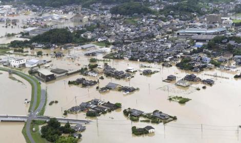 Inundaţii record în Japonia. Mai multe persoane au murit
