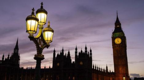 Regina Elizabeth II a aprobat suspendarea activităţii Parlamentului britanic
