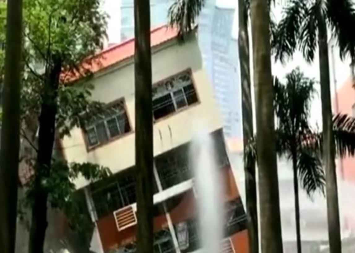 Un bloc cu șase etaje s-a prăbușit, precum o &rdquo;cutie de chibrituri&rdquo;! Locuitorii, &icirc;ngroziți de zgomotul care a cuprins clădirea &icirc;n c&acirc;teva secunde