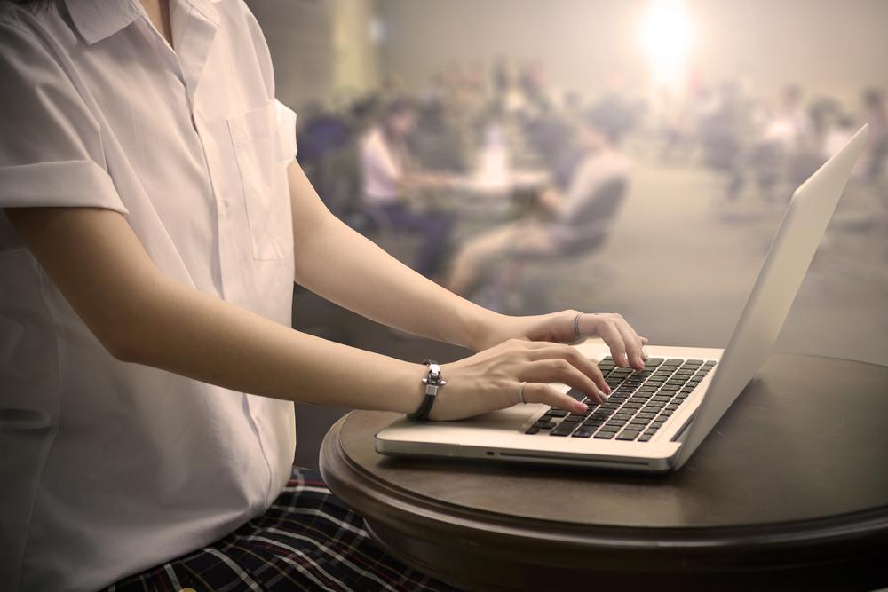 STUDIU: Piaţa electro-IT creşte cu 2% &icirc;n prima jumătate de an. Smartphone-urile cu ecrane mari, cele mai mari creşteri