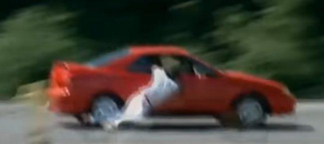 T&acirc;năr de 24 de ani, t&acirc;r&acirc;t zeci de metri de doi orădeni care i-au furat telefonul mobil! Bărbatul s-a agățat de portieră ca să-și recupereze mobilul &nbsp;