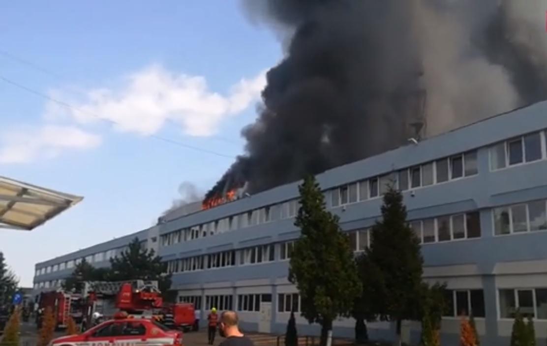 Noi imagini tulburătoare de la incendiul din nordul Capitalei! Hala din Pipera, mistuită de flăcări! De la ce se degajă fumul negru - Video