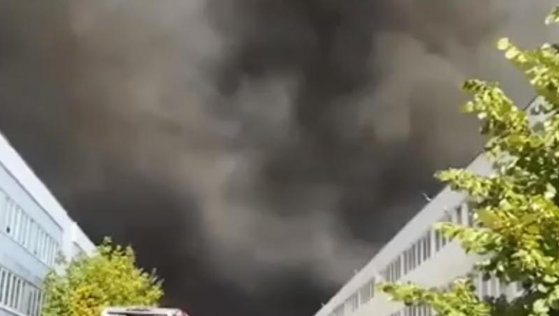 Noi imagini horror cu incendiul din Pipera! Pompierii intervin cu 27 de autospeciale | FOTO-VIDEO