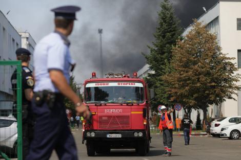 Prefectul Capitalei, despre incendiul de la un depozit din nordul Bucureştiului: Focul este localizat, dar în schimb nu va fi stins decât probabil mâine