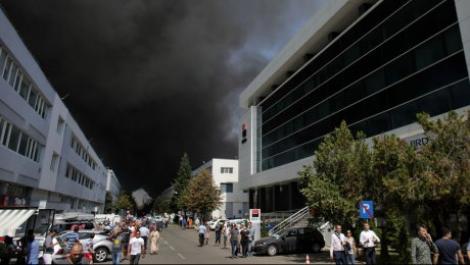 Anunț de ultimă oră despre incendiul izbucnit în dezpozitul din București: ”Focul va fi stins, cel mai probabil, mâine!”