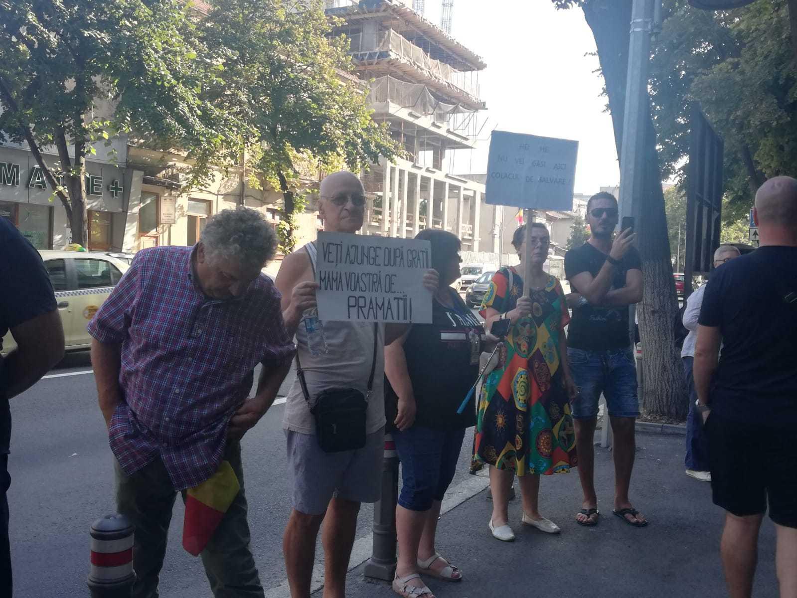 Viorica Dăncilă, &icirc;nt&acirc;mpinată cu proteste &icirc;nainte de alegerile pentru şefia organizaţiei PSD Constanţa. Oamenii au scandat "Analfabeta", "Hoţii, hoţii". FOTO