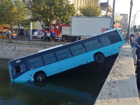 Un autobuz STB a căzut în Dâmbovița. În urma accidentului un pasager a fost rănit ușor