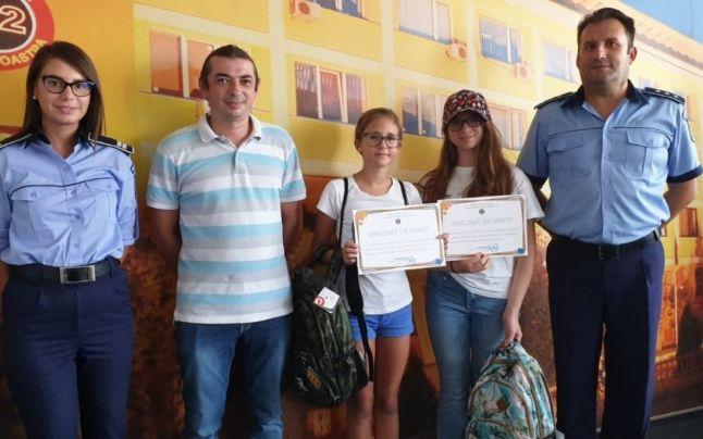 Două minore au predat poliției un portofel plin cu bani. Pe l&acirc;ngă acte, &icirc;n portofel erau 2.850 de euro și 500 de lei