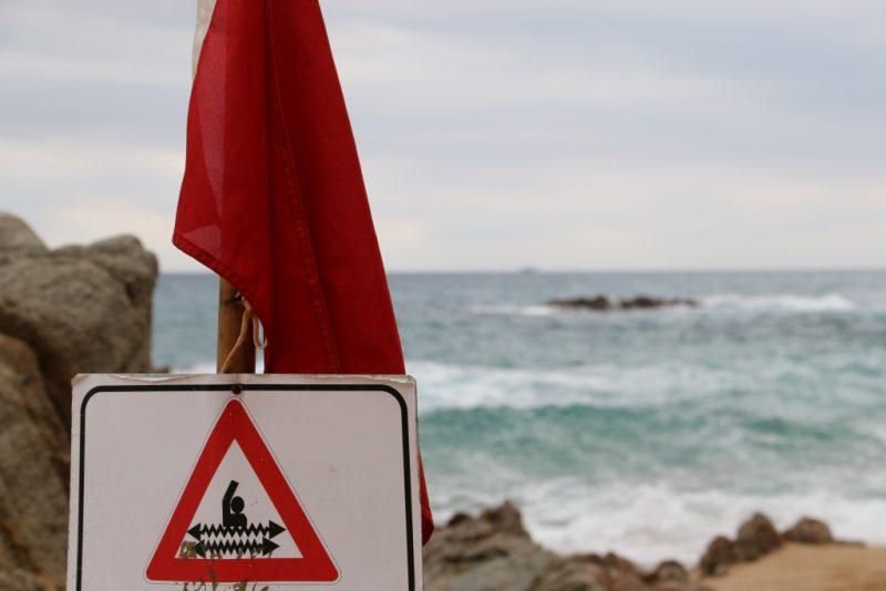 Un tată a &icirc;ncercat să &icirc;și salveze cei doi copii de la &icirc;nec, &icirc;nsă a dispărut &icirc;n mare