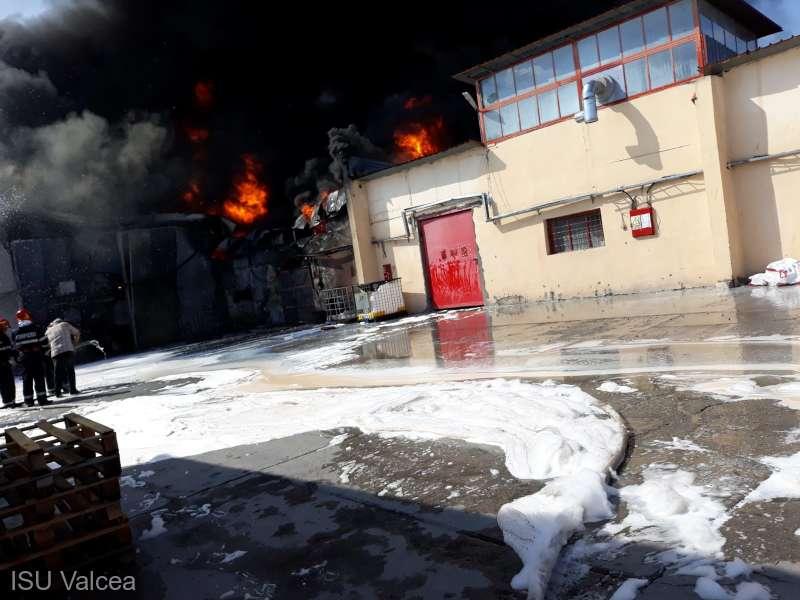 Incendiul din Mihăești stins după cinci ore. Există scurgeri de substanțe inflamabile