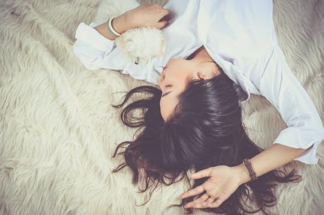 Multe femei au probleme de somn din cauza bărbaților. Rezultate studiu pe 2000 de cupluri