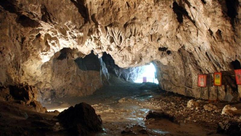 9 peșteri care merită să le vezi în România. Vacanță de explorare a stalactitelor