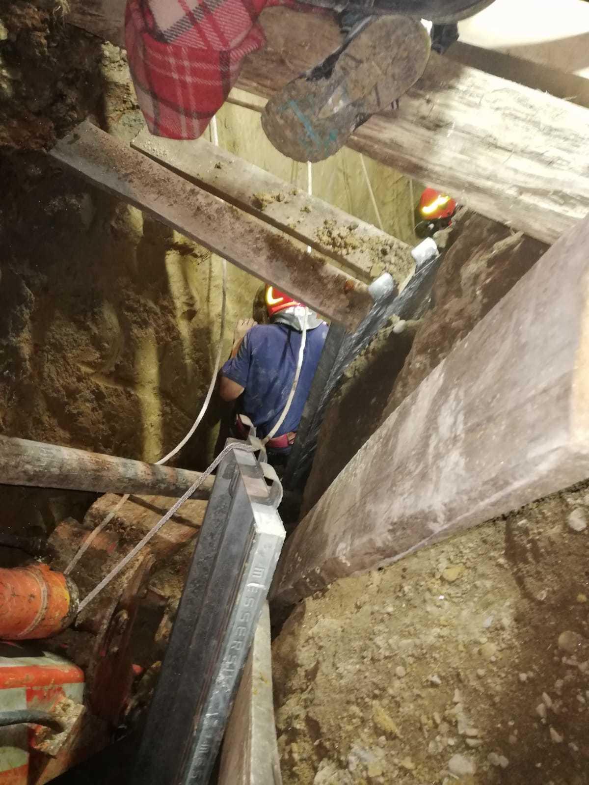 Arad: Bărbat peste care s-a surpat un mal de păm&acirc;nt, salvat de pompieri după opt ore