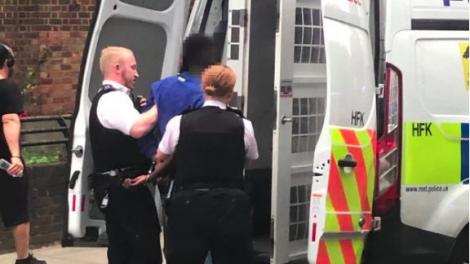 Scandal sângeros în Londra. Trei bărbați au fost înjunghiați și o femeie a fost împinsă de la balcon