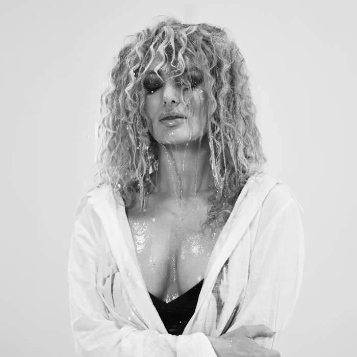 Delia a lansat un nou hit &bdquo;Dragoste cu Dinți&rdquo; VIDEO