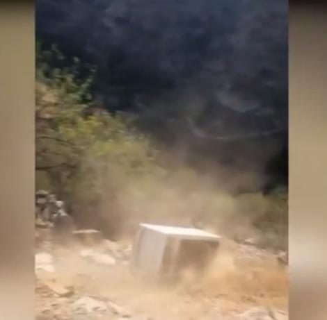 Un tânăr a aruncat frigiderul vechi într-o prăpastie, dar apoi a trăit o surpriză uriașă! Ce i s-a întâmplat (VIDEO)
